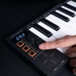 CARRY ON FOLDING MIDI CONTROLLER 49 03