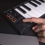 CARRY ON FOLDING MIDI CONTROLLER 49 11